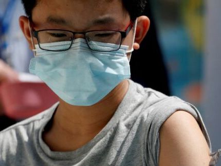 Egy 13 éves fiút beoltanak a Pfizer-BioNTech kovid elleni vakcinájával New York City-ben a New Hyde Parknál lévő egészségügyi központban 2021. március 13-án. Fotó: Shannon Stapleton/Reuters