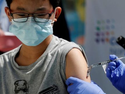 Egy 13 éves fiút beoltanak a Pfizer-BioNTech kovid elleni vakcinájával New York City-ben a New Hyde Parknál lévő egészségügyi központban 2021. március 13-án. Fotó: Shannon Stapleton/Reuters