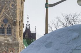 Rendőrök állnak szemben tüntetőkkel 2022. február 19-én az Ontario állambeli Ottawában. (Alex Kent/Getty Images)