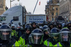 Rendőrök állnak szemben tüntetőkkel 2022. február 19-én az Ontario állambeli Ottawában. (Alex Kent/Getty Images)